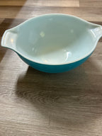 The Pyrex Cinderella Bowl Blue Horizon 444 is a vintage 4 quart mixing bowl