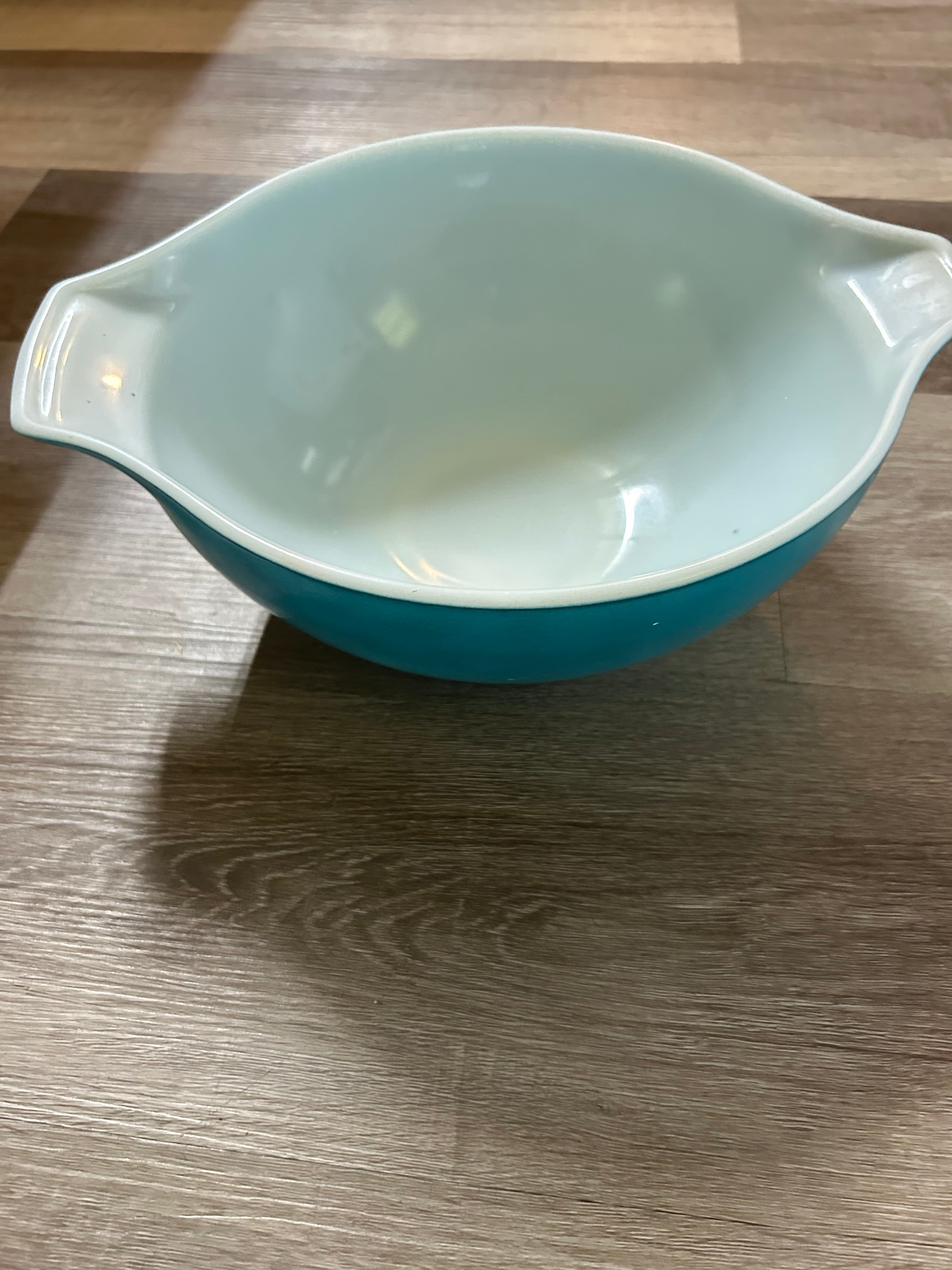 The Pyrex Cinderella Bowl Blue Horizon 444 is a vintage 4 quart mixing bowl
