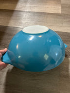 The Pyrex Cinderella Bowl Blue Horizon 444 is a vintage 4 quart mixing bowl