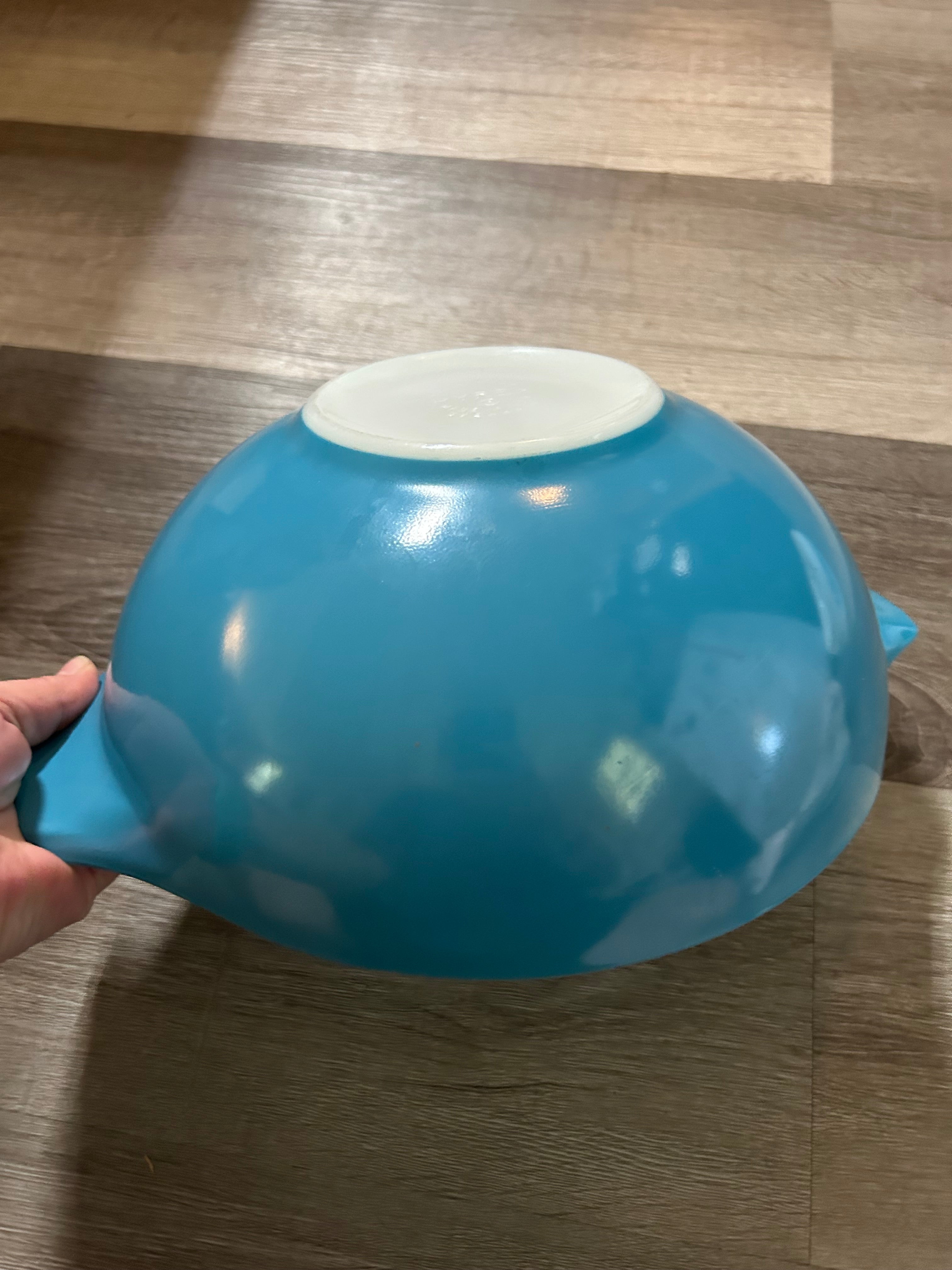 The Pyrex Cinderella Bowl Blue Horizon 444 is a vintage 4 quart mixing bowl