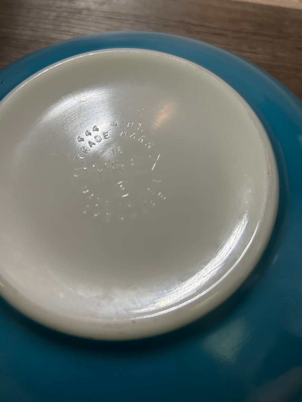 The Pyrex Cinderella Bowl Blue Horizon 444 is a vintage 4 quart mixing bowl