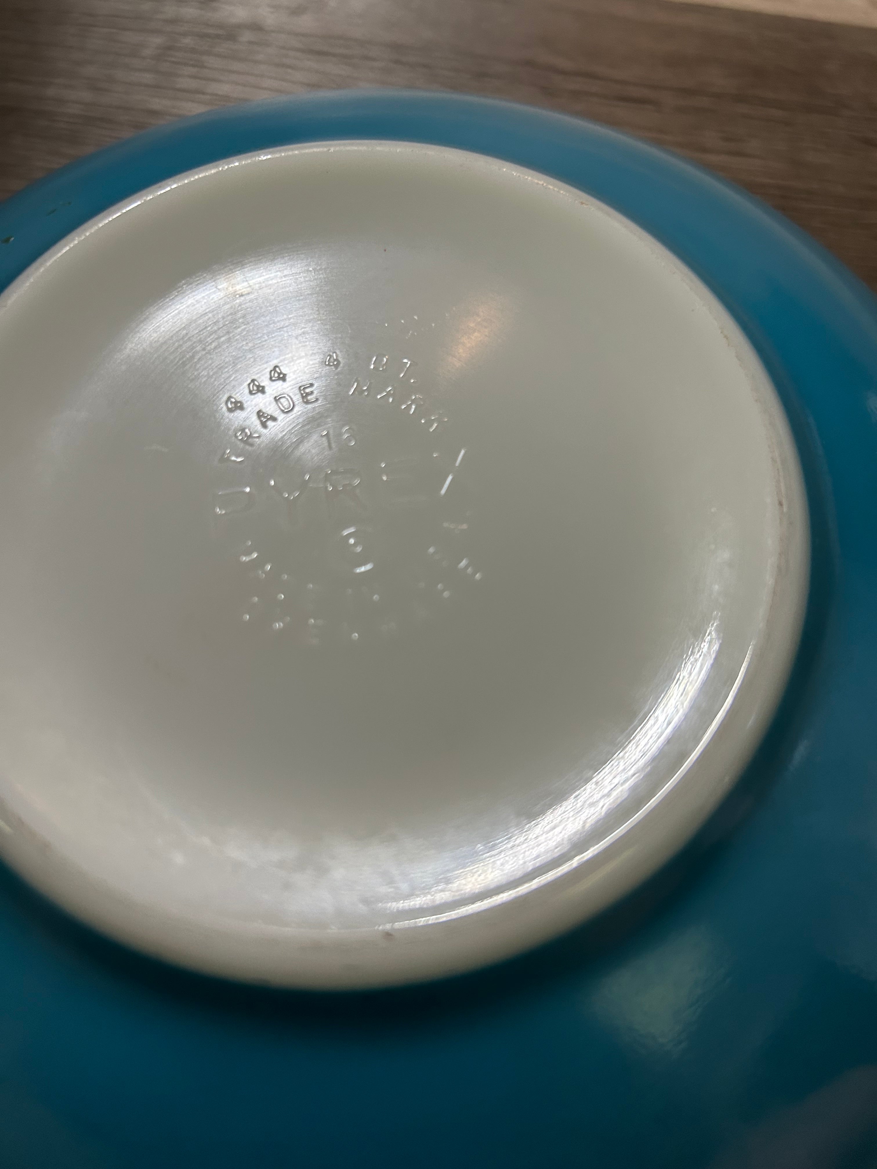 The Pyrex Cinderella Bowl Blue Horizon 444 is a vintage 4 quart mixing bowl
