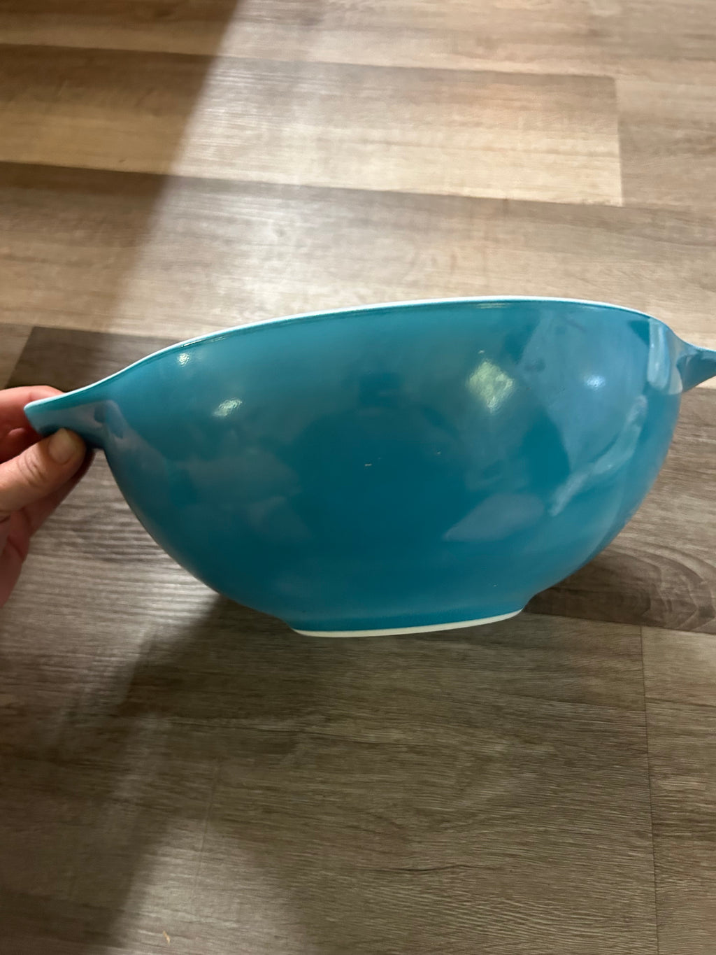 The Pyrex Cinderella Bowl Blue Horizon 444 is a vintage 4 quart mixing bowl