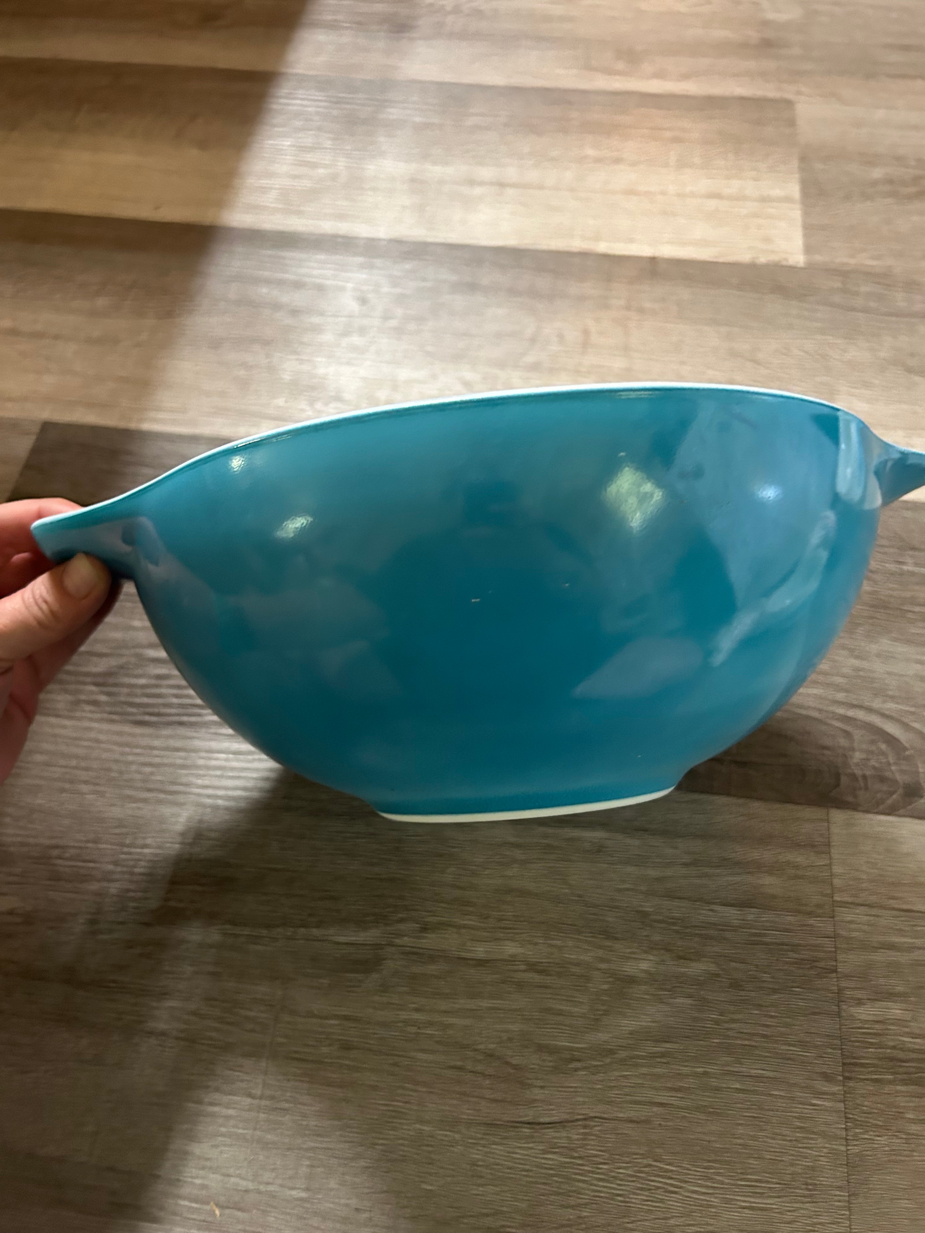 The Pyrex Cinderella Bowl Blue Horizon 444 is a vintage 4 quart mixing bowl