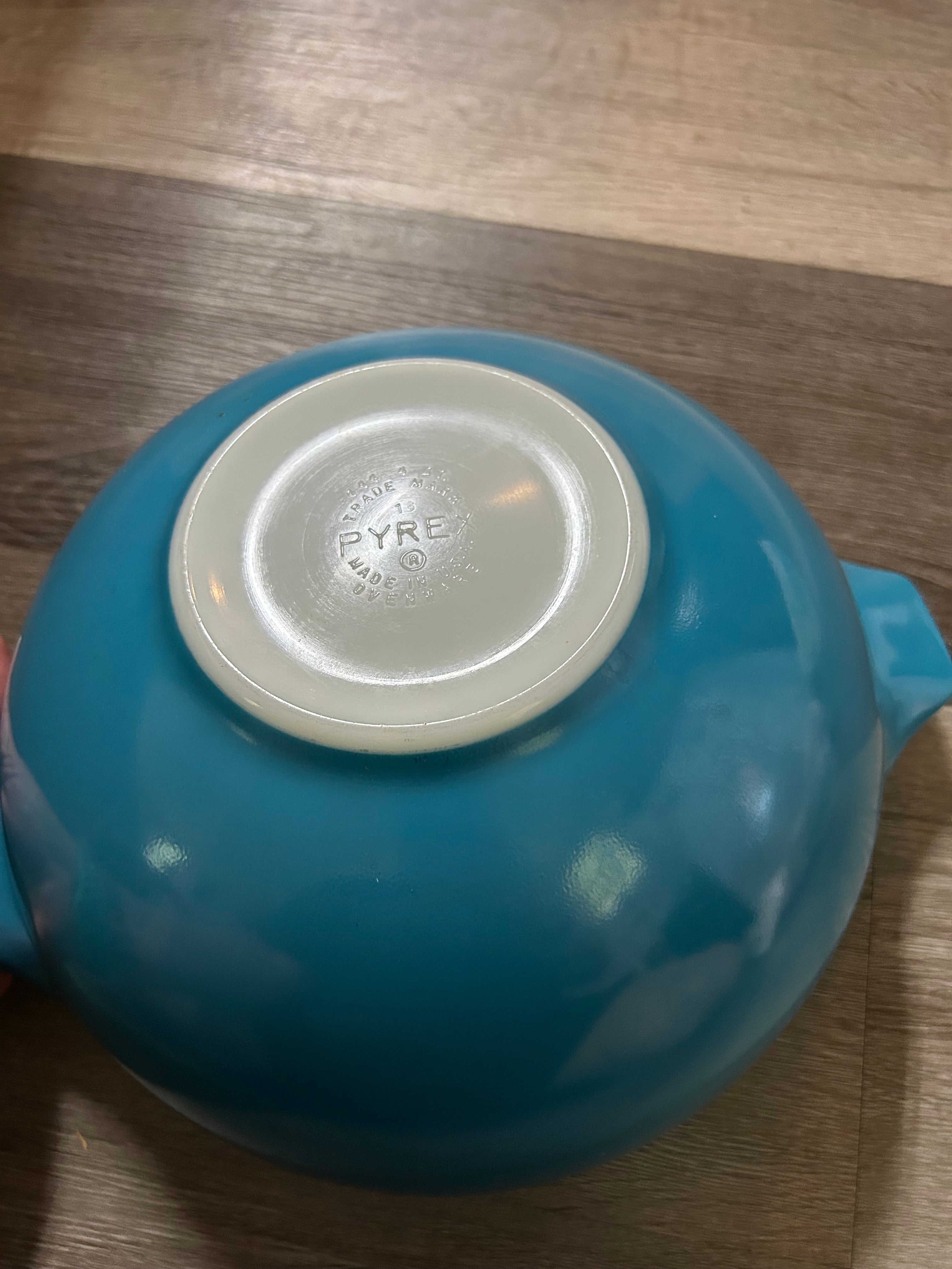 The Pyrex Cinderella Bowl Blue Horizon 444 is a vintage 4 quart mixing bowl